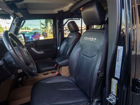 Used 2016 Jeep Wrangler Unlimited Sahara w/ Connectivity Group AWD/4WD image 16