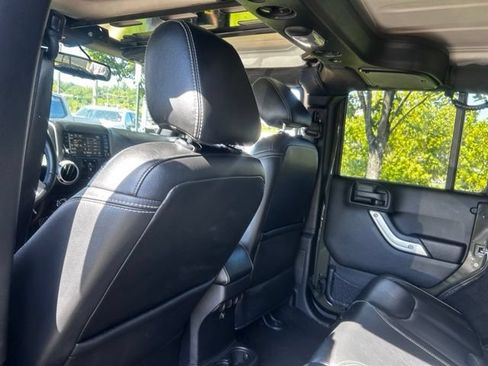 Used 2016 Jeep Wrangler Unlimited Rubicon AWD/4WD image 14