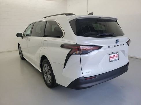 Used 2025 Toyota Sienna XLE FWD image 7