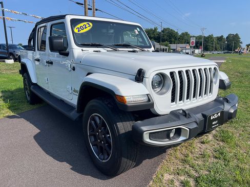 Used 2023 Jeep Gladiator Overland w/ LED Lighting Group AWD/4WD image 11