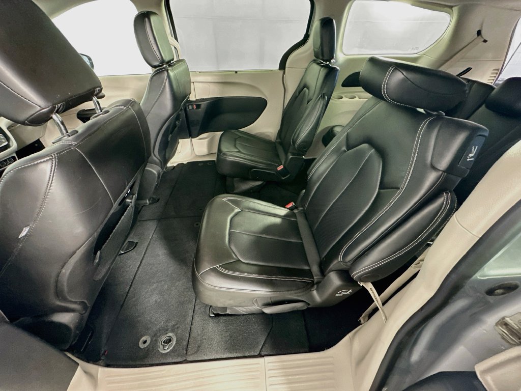 Certified 2024 Chrysler Pacifica Touring-L FWD image 34
