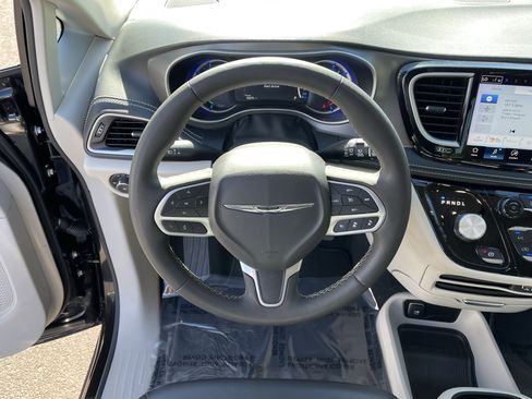 Used 2024 Chrysler Pacifica Limited FWD image 13
