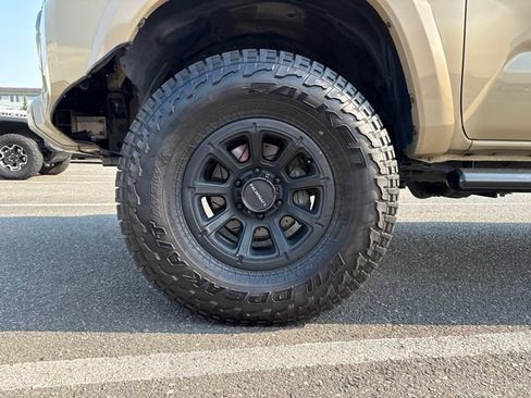 Used 2017 Toyota Tacoma TRD Sport w/ Tow Package (A/T) AWD/4WD image 14