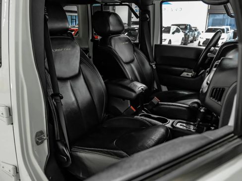 Used 2015 Jeep Wrangler Unlimited Rubicon w/ Connectivity Group AWD/4WD image 38