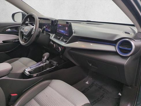 Used 2025 Chevrolet Trax LT FWD image 23