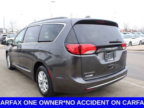 Used 2017 Chrysler Pacifica Touring-L image 5