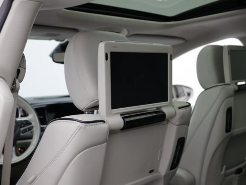 Used 2021 Chrysler Pacifica Limited w/ Uconnect Theater Family Group FWD image 36
