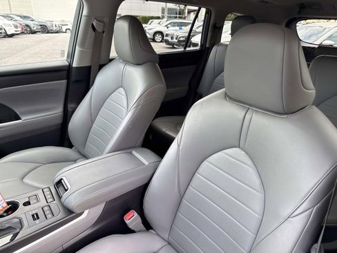 Certified 2022 Toyota Highlander XLE image 11