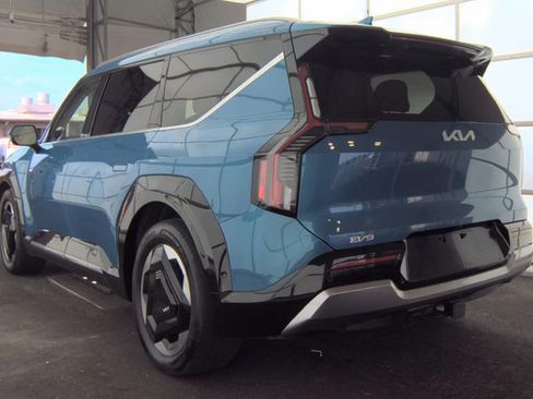 Used 2024 Kia EV9 Land AWD/4WD image 4