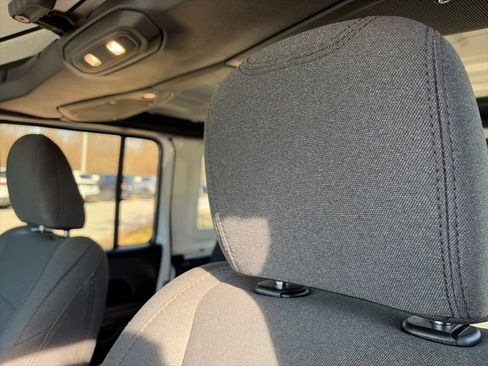 Used 2024 Jeep Wrangler Unlimited image 22