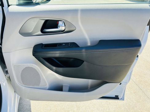 Used 2023 Chrysler Pacifica Touring-L image 32