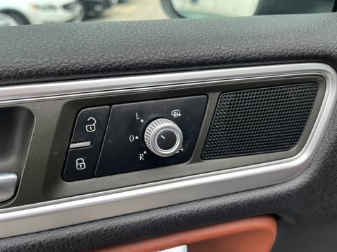 Used 2015 Volkswagen Touareg TDI image 22