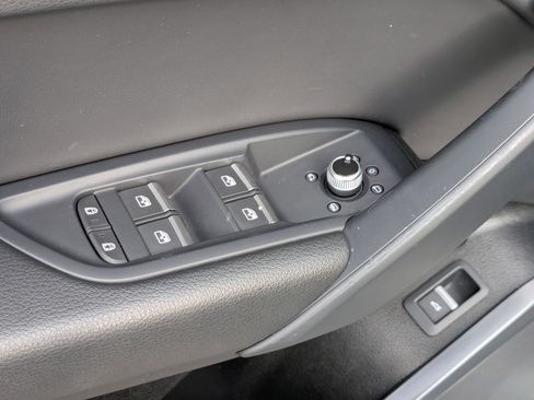 Used 2023 Audi Q5 Premium w/ Convenience Package image 10