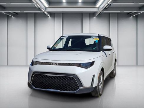 Certified 2025 Kia Soul LX w/ LX Technology Package FWD image 3