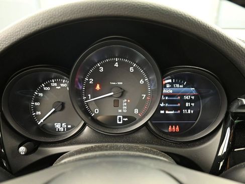 Certified 2025 Porsche Macan AWD/4WD image 18
