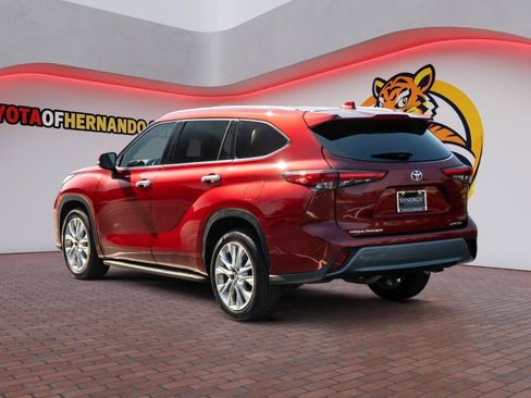 Used 2023 Toyota Highlander Limited FWD image 7