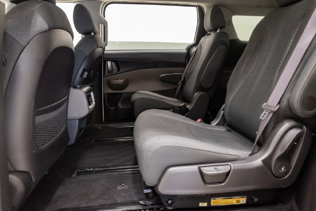 Used 2025 Kia Carnival LX FWD image 27