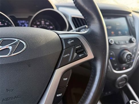 Used 2017 Hyundai Veloster Base image 22