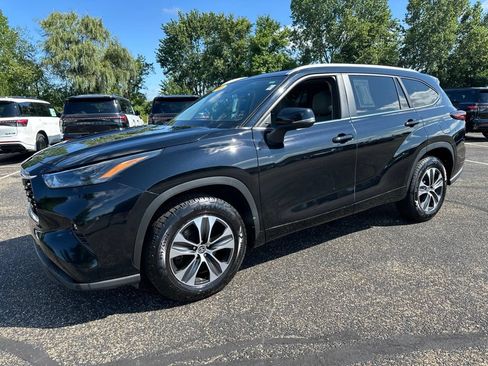 Used 2024 Toyota Highlander XLE FWD image 8