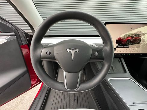 Used 2022 Tesla Model Y Long Range image 16