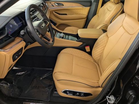 New 2025 Jeep Grand Cherokee Summit image 13