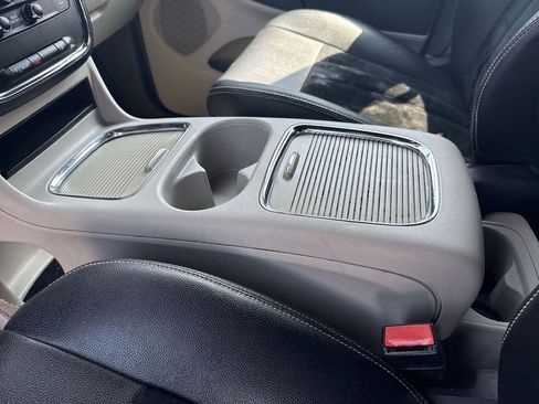 Used 2017 Dodge Grand Caravan SXT image 21