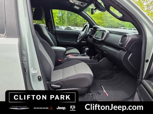 Used 2022 Toyota Tacoma TRD Off-Road AWD/4WD image 12