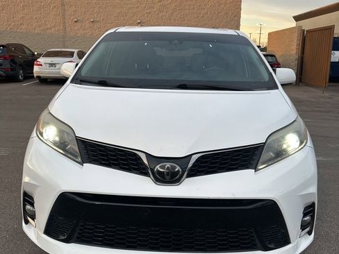Used 2019 Toyota Sienna SE Premium image 2