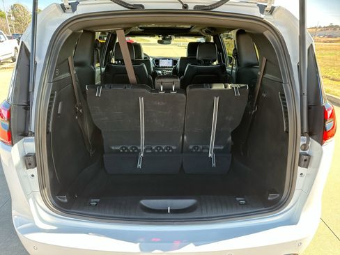 Used 2025 Chrysler Pacifica Limited image 25