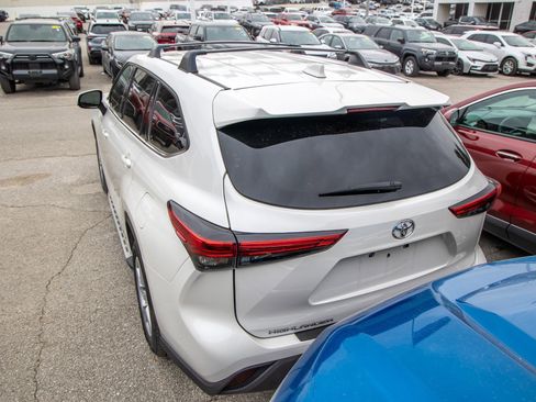 Used 2021 Toyota Highlander LE image 10