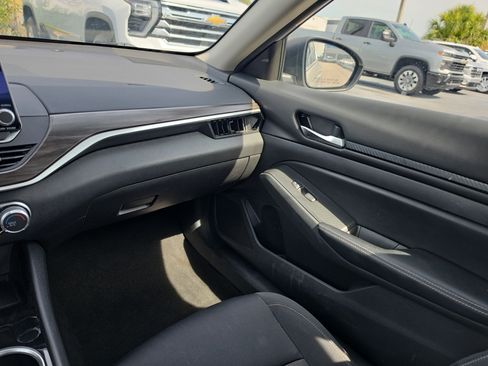 Used 2024 Nissan Altima 2.5 SV FWD image 10