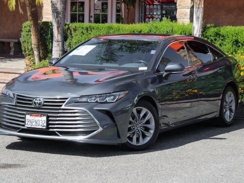 Used 2019 Toyota Avalon XLE image 4