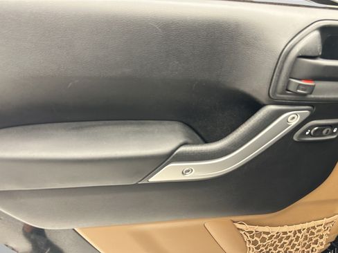 Used 2013 Jeep Wrangler Unlimited Sahara AWD/4WD image 15