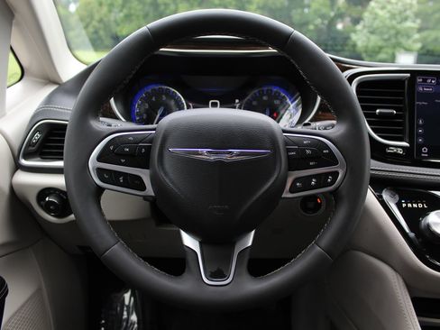 Used 2023 Chrysler Pacifica Limited FWD image 17