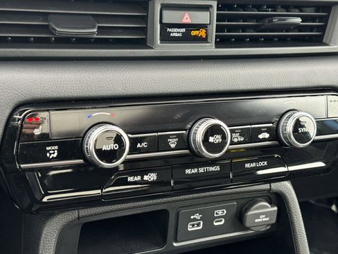 Used 2025 Honda Pilot TrailSport image 5