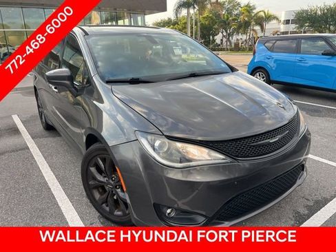 Used 2018 Chrysler Pacifica Touring Plus w/ S Appearance Package FWD image 3