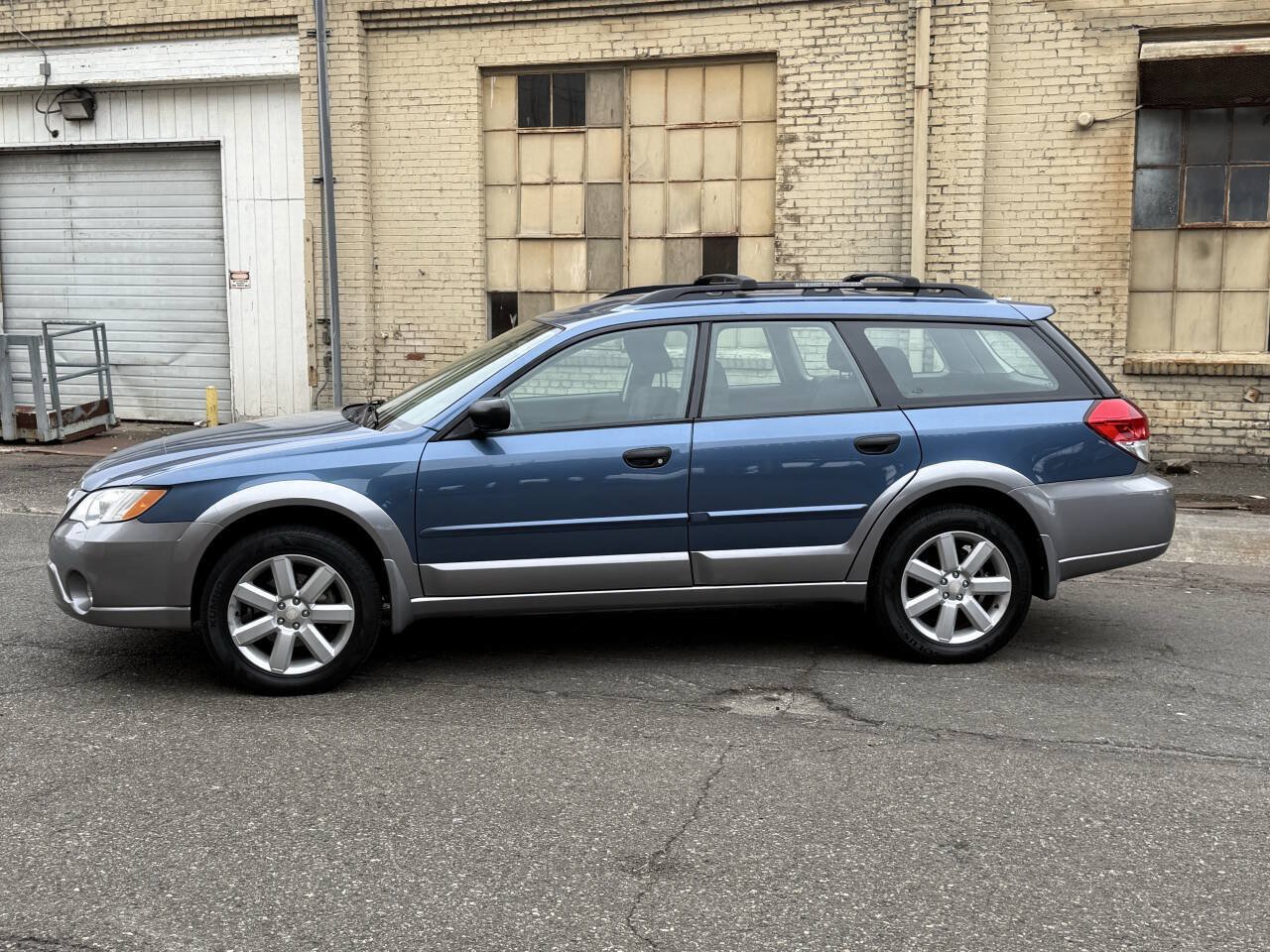 Used 2009 Subaru Outback 2.5i Special Edition AWD/4WD image 3