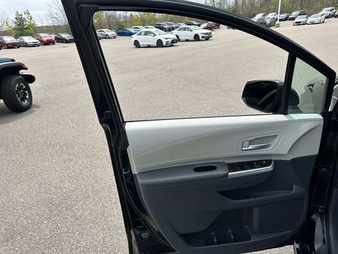 Used 2023 Toyota Sienna XLE AWD/4WD image 31