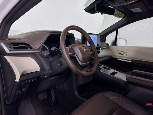 Used 2023 Toyota Sienna Platinum image 12