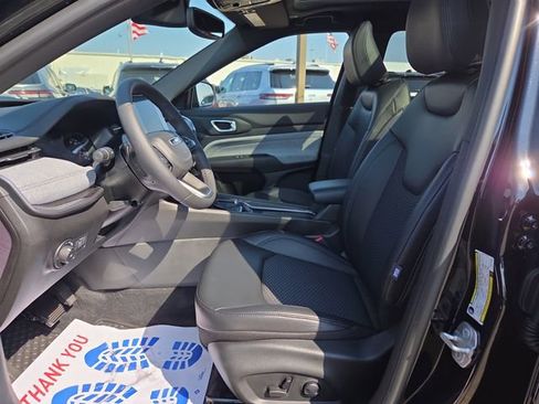 Used 2025 Jeep Compass Latitude w/ Sun & Sound Group image 4