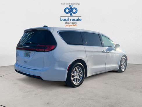 Used 2024 Chrysler Pacifica Touring-L image 6