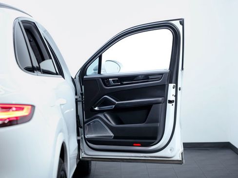 Used 2020 Porsche Cayenne Turbo S image 12