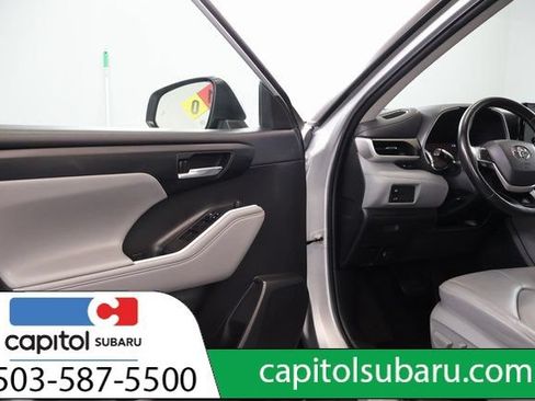 Used 2022 Toyota Highlander XLE AWD/4WD image 10