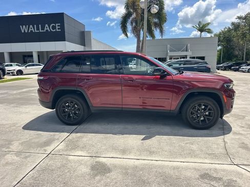 Used 2024 Jeep Grand Cherokee Altitude AWD/4WD image 5