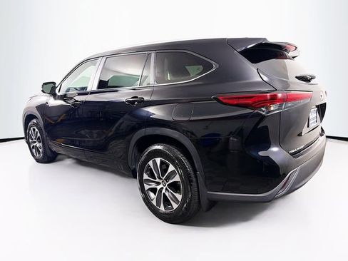 Used 2023 Toyota Highlander XLE AWD/4WD image 7