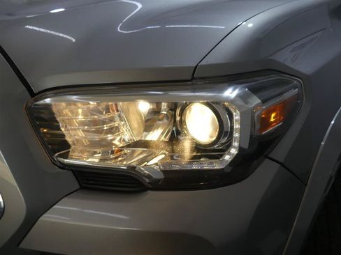 Used 2019 Toyota Tacoma Limited AWD/4WD image 14
