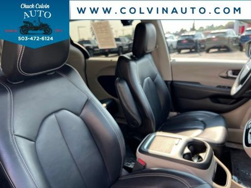Used 2023 Chrysler Pacifica Touring-L FWD image 23