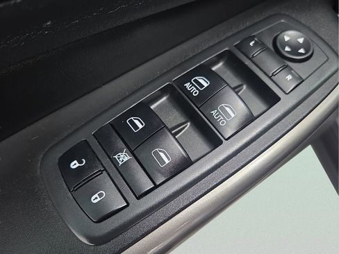 Used 2019 Jeep Cherokee Latitude Plus FWD image 11