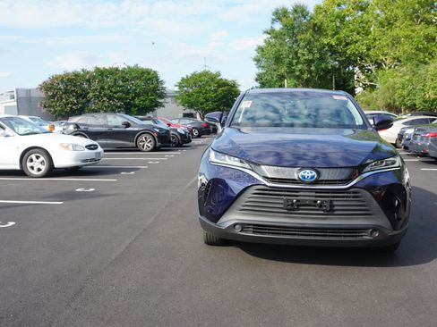 Used 2023 Toyota Venza LE AWD/4WD image 2