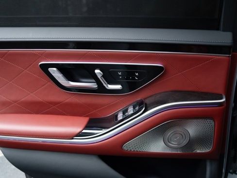 Used 2022 Mercedes-Benz S 580 4MATIC Sedan w/ Rear Seat Package image 32